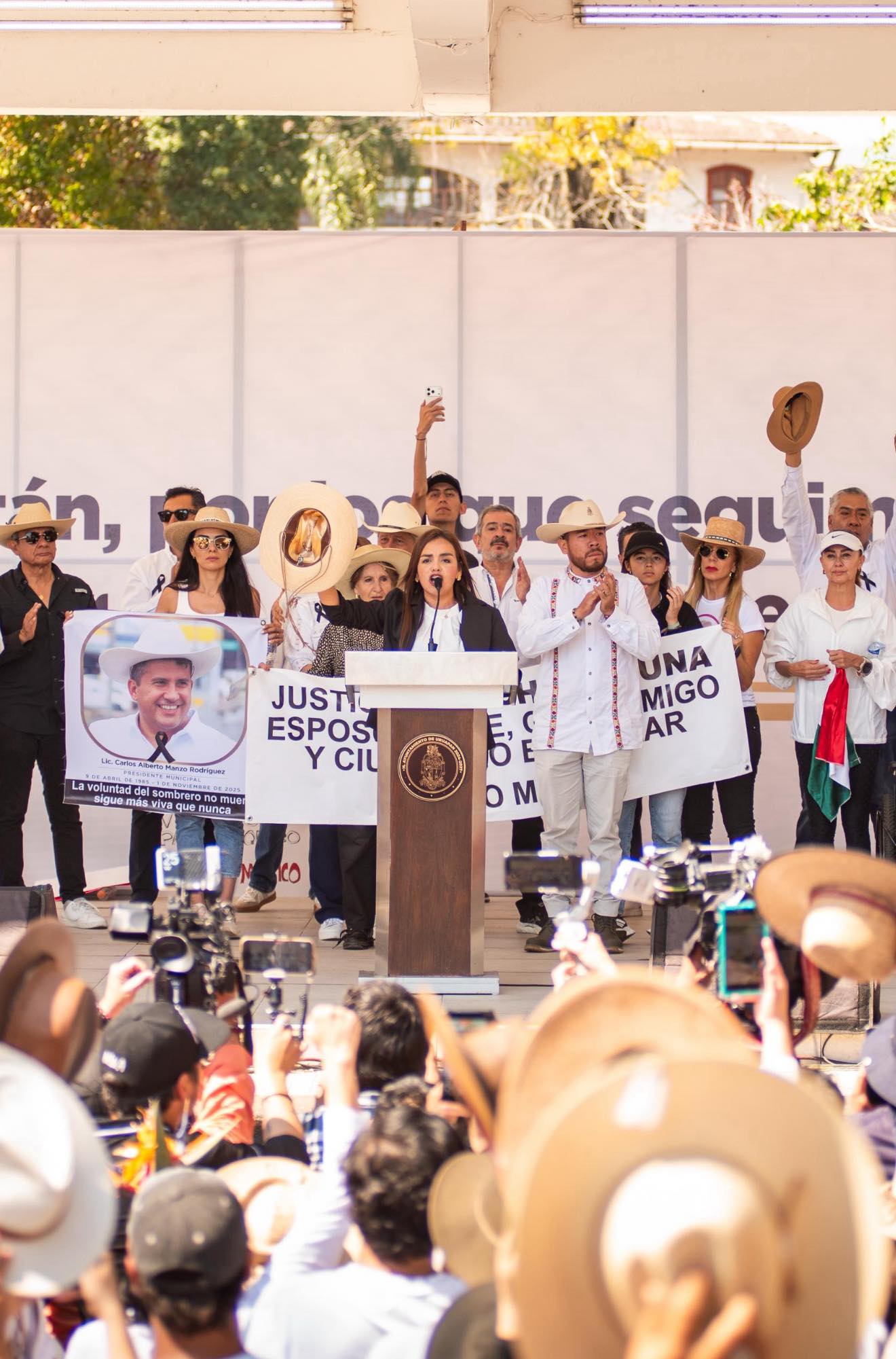 Aunque la oposición se vista de sombrero...